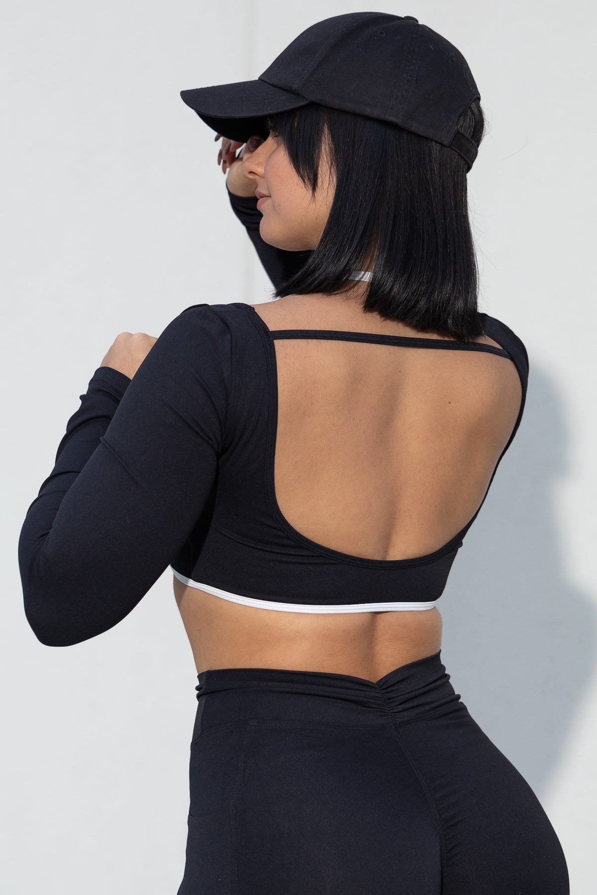 ESSENTIAL CROP TOP in black, image 2