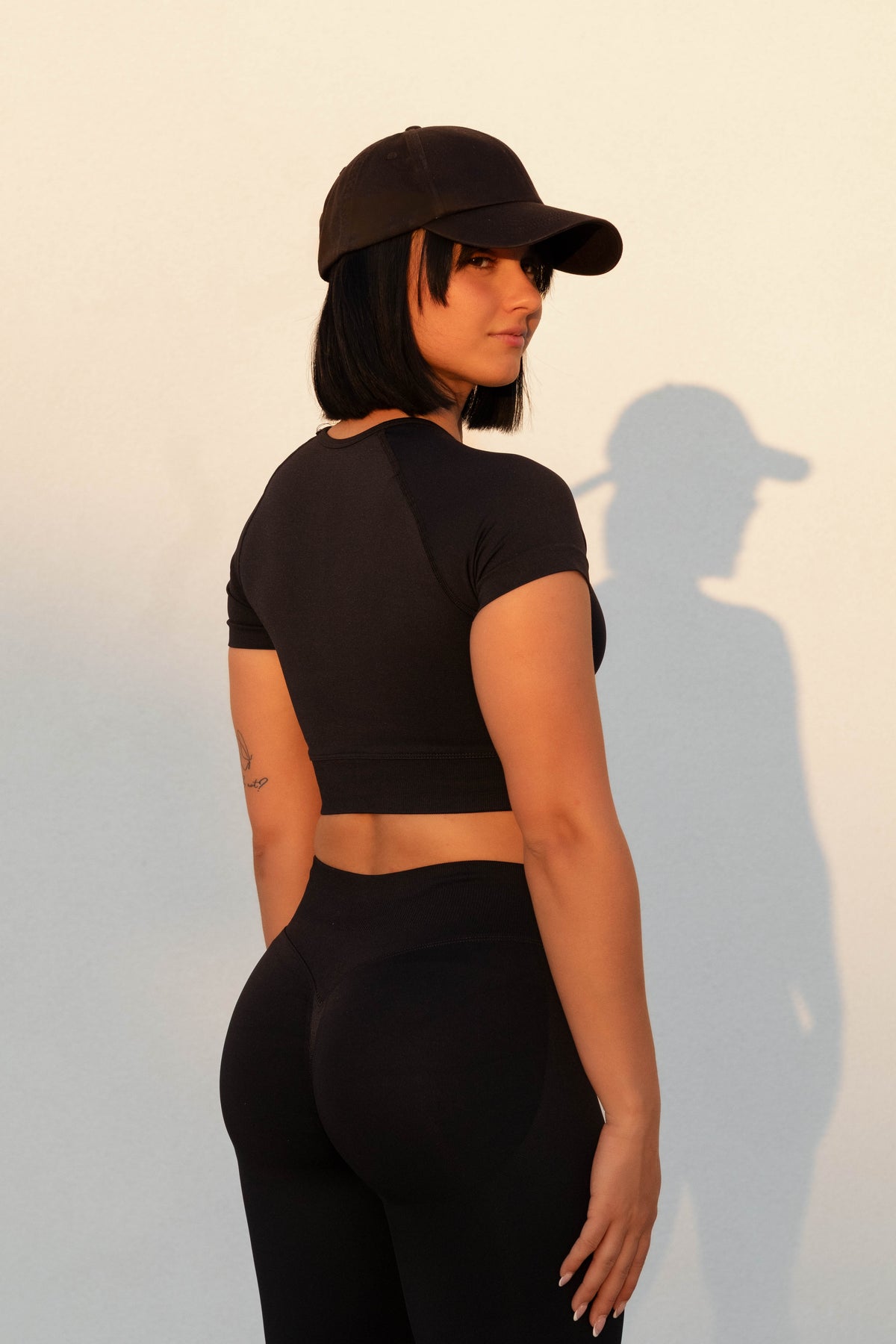 SHAPE CROP TOP in black